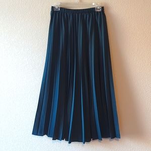 NEW Uniqlo Pleated Skirt
